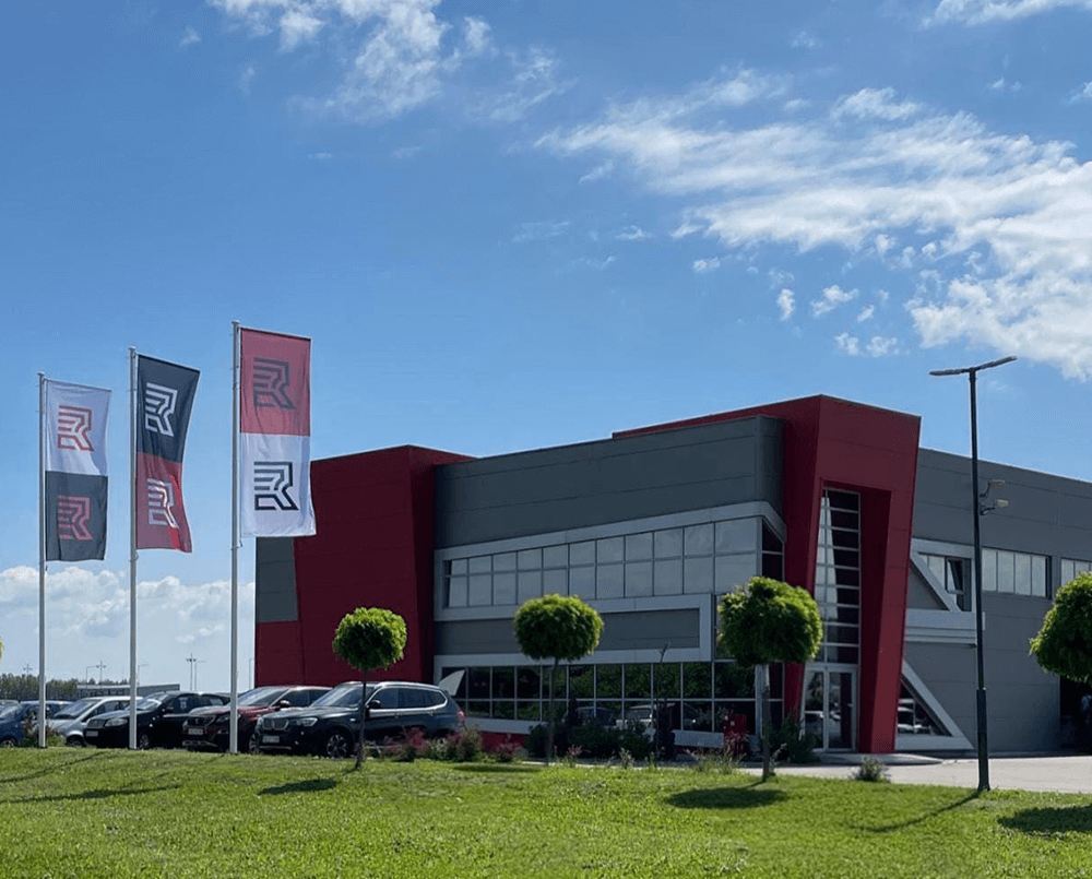 Flota vozila ispred objekta (placeholder)